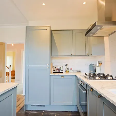 Spacious 2 Storey Penthouse Flat, Fantastic Views! *