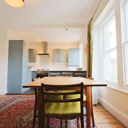 Spacious 2 Storey Penthouse Flat, Fantastic Views! Апартаменты *
