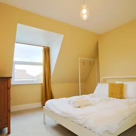 Spacious 2 Storey Penthouse Flat, Fantastic Views! * Бристоль